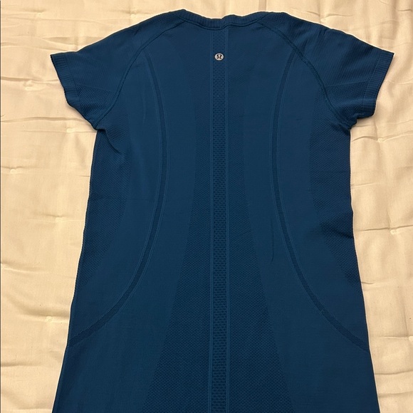 Lululemon Blue Short Sleeve top. Size 6 - Picture 3 of 4